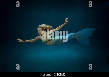 Blonde mermaid nuoto in piscina, Virginia Beach, Virginia. Foto Stock