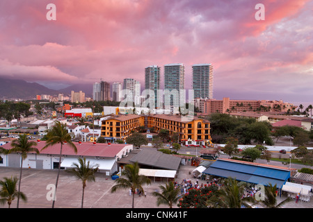 Città di Puerto Vallarta come visto da attraccata la nave di crociera nel porto al tramonto-Puerto Vallarta, Messico. Foto Stock