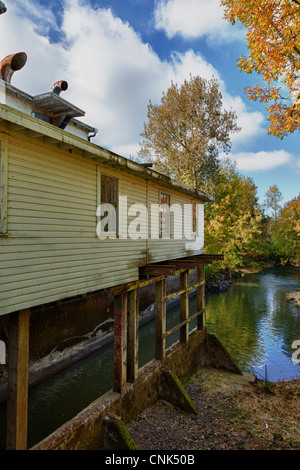 Stati Uniti d'America, Oregon, Thompson è stato Mills, Sito Patrimonio dell'umanità in cui l'effluente incontra il fiume Calapooia. Composito Digitale, HDR Foto Stock