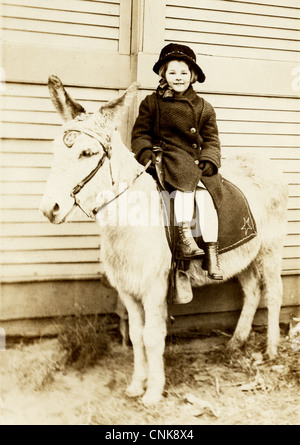 Felice Bambina a cavallo di un pony Foto Stock