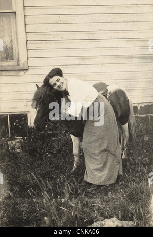 Giovane donna ama davvero il suo pony Shetland Foto Stock