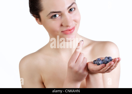 Bella giovane donna mangiare appena raccolto i mirtilli Foto Stock