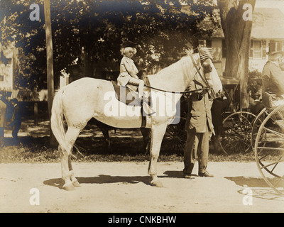 Little Boy coloniale sulla sfilata patriottica cavallo Foto Stock