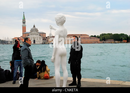 Venezia. Italia : il lavoro della "artista Charles Ray chiamato "un ragazzo con una rana' è esposta in corrispondenza della Punta della Dogana. Foto Stock