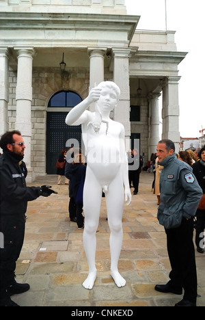 Venezia. Italia : il lavoro della "artista Charles Ray chiamato "un ragazzo con una rana' è esposta in corrispondenza della Punta della Dogana. Foto Stock