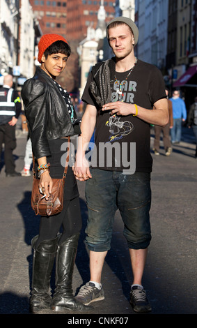 Ritratto a tutta lunghezza di una coppia interrazziale che tiene le mani, Soho, Londra, Inghilterra, Regno Unito Foto Stock
