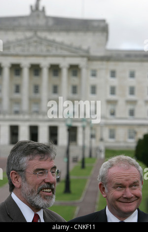 Immagini sorridente del Sinn Fein di Gerry Adams e in Irlanda del Nord la Vice Primo Ministro Martin McGuinness a Stormont. Foto Stock