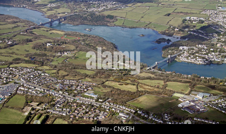 Veduta aerea del Ponte Menai e del Ponte Britannia a Bangor, Anglesey Foto Stock