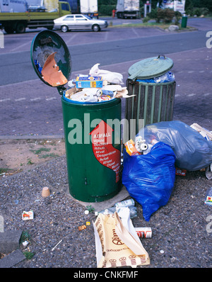 Ambiente, inquinamento, rifiuti, rifiuti, affollato pattumiera Foto Stock