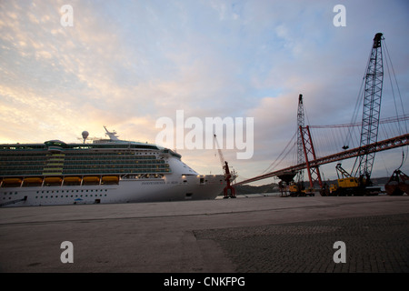 L'indipendenza dei mari nave da crociera attraccata a Lisbona, Portogallo Foto Stock