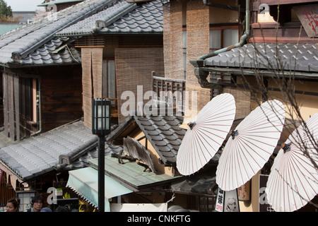 Sannenzaka pendenza e i negozi e i turisti, vicino tempio Kiyomizudera a Kyoto, in Giappone Foto Stock