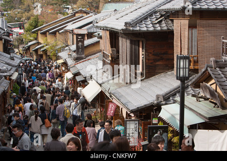 Sannenzaka pendenza e i negozi e i turisti, vicino tempio Kiyomizudera a Kyoto, in Giappone Foto Stock