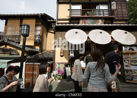 Sannenzaka pendenza e i negozi e i turisti, vicino tempio Kiyomizudera a Kyoto, in Giappone Foto Stock