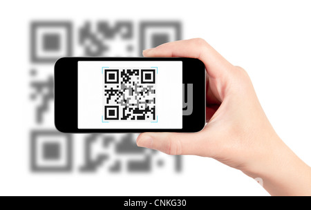 La scansione del codice QR con mobile smart phone. Isolato su bianco. Foto Stock