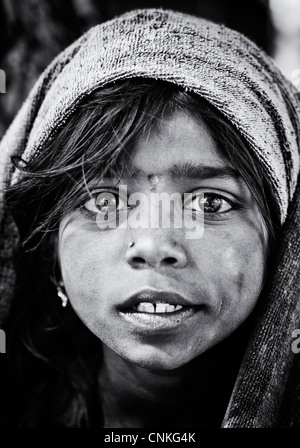 Povero indiano mendicante ragazza ritratto. Monocromatico Foto Stock