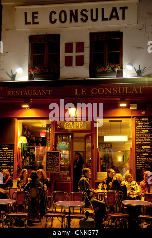 Cafè sul marciapiede in Montmartre Parigi durante la serata Foto Stock