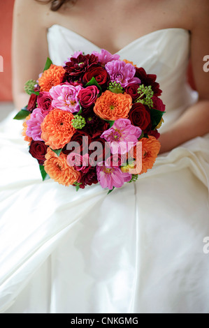 Immagine ritagliata della sposa azienda wedding bouquet di fiori a vita Foto Stock