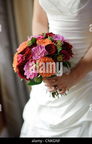 Immagine ritagliata della sposa azienda wedding bouquet di fiori a vita Foto Stock