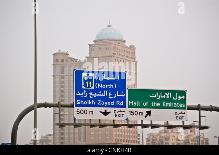 Indicazioni stradali su Umm Suqeim Road, Dubai, Emirati Arabi Uniti Foto Stock