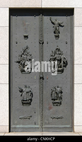 Portone di Bronzo di Red Army Hall nel monumento nazionale in Vitkov a Praga, Repubblica Ceca. Foto Stock