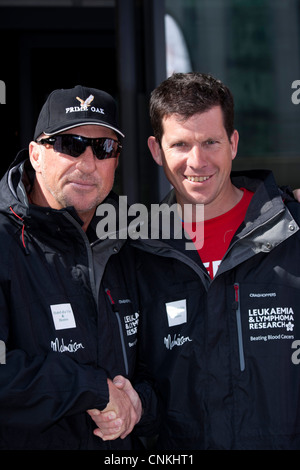 Ian "muscoloso' Botham inizia la gamba di Birmingham del suo 2012 'Grande non ti scordar di me passeggiate'.Egli è entrato qui da Tim Henman. Foto Stock