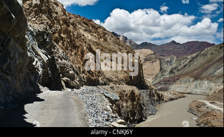 La nuova strada in costruzione lungo il fiume Zanskar dovrebbe collegare Padum in Zanskar e Leh in Ladakh con una nuova stagione spianato la strada Foto Stock