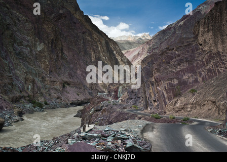 La nuova strada in costruzione lungo il fiume Zanskar dovrebbe collegare Padum in Zanskar e Leh in Ladakh con una nuova stagione spianato la strada Foto Stock