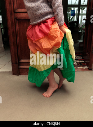 Giovane ragazza Toeing punta attraverso la porta in Inghilterra Foto Stock