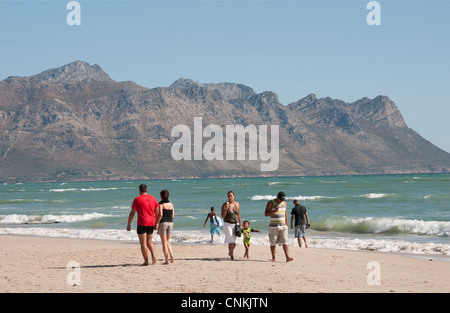 I turisti sulla spiaggia il trefolo Western Cape Sud Africa Foto Stock