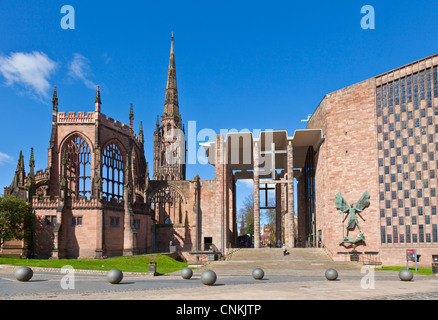 Coventry vecchia cattedrale la shell e la nuova moderna cattedrale West Midlands England Regno Unito GB EU Europe Foto Stock