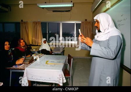 Kuwait City Kuwait le donne al pomeriggio classe coranica Foto Stock