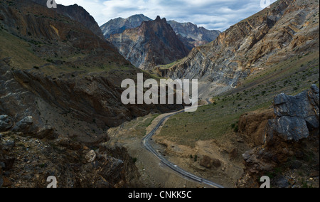 La nuova strada in costruzione lungo il fiume Zanskar dovrebbe collegare Padum in Zanskar e Leh in Ladakh con una nuova stagione spianato la strada Foto Stock