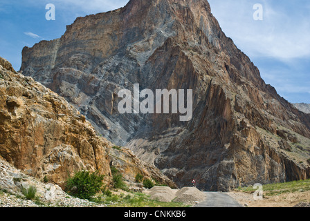 La nuova strada in costruzione lungo il fiume Zanskar dovrebbe collegare Padum in Zanskar e Leh in Ladakh con una nuova stagione spianato la strada Foto Stock