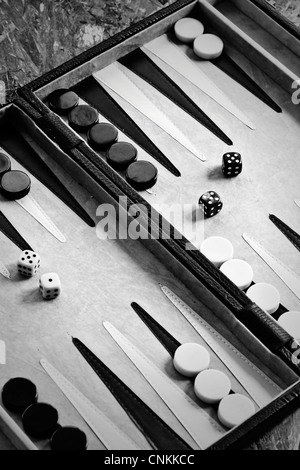 Gioco del Backgammon con riproduzione di pezzi e tagliare a dadini Foto Stock