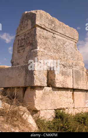 Re Hiram della tomba del re fenicio accreditato con la costruzione di Re Salomone il tempio di Gerusalemme, sulla strada di Cana vicino al pneumatico Foto Stock