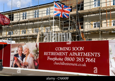 Esterno del newbuild / nuova build / costruire il pensionamento vivere isolato di appartamenti / appartamenti per pensionati senior pensionati anziani. Regno Unito Foto Stock