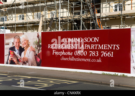 Esterno del newbuild / nuova build / costruire il pensionamento vivere isolato di appartamenti / appartamenti per pensionati senior pensionati anziani. Regno Unito Foto Stock