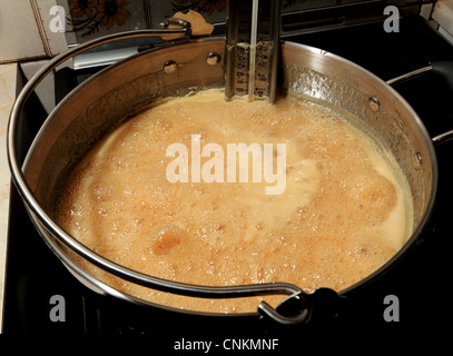 3735. La marmellata di arance rendendo, laminazione bollire a 106c Foto Stock