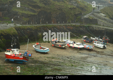 Barche da pesca in Boscastle Harbour, North Cornwall, Regno Unito Foto Stock