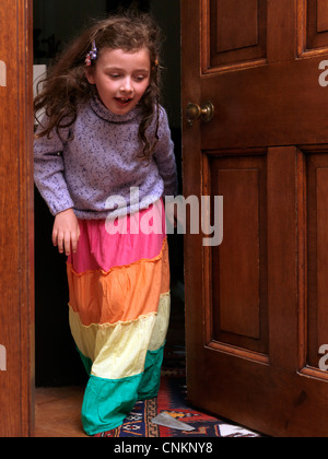 Ragazza giovane di intrufolarsi attraverso Porta Inghilterra Foto Stock