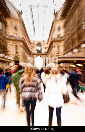 Due donne a piedi in Galleria Vittorio Emanuele II a Milano Foto Stock