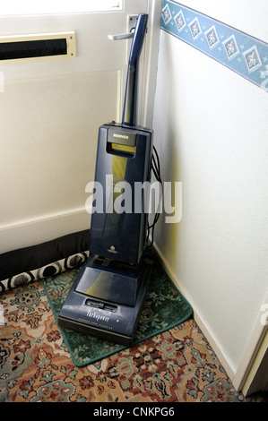 Vecchio hoover aspirapolvere verticale England Regno Unito Foto Stock