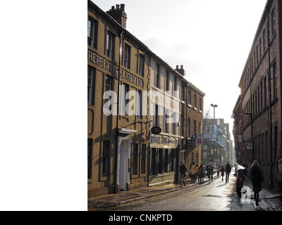 Eyre lane nel centro di Sheffield, questi edifici sono stati ancora una volta laboratori coinvolti nella produzione di raffinati manufatti in acciaio. Foto Stock