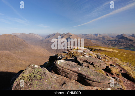 Rocce di arenaria sul vertice di Tom na Gruagaich, Beinn Alligin, Socttish Highlands. Liathach in background. Foto Stock