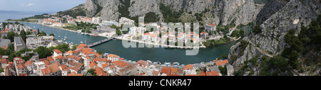 Panorama di Omis da sopra la montagna, Dalmazia Croazia Foto Stock