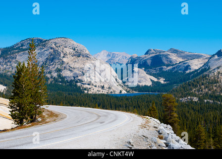 Autostrada 120 nel Parco Nazionale di Yosemite in California, Tioga pass road, Lago Tenaya in background Foto Stock