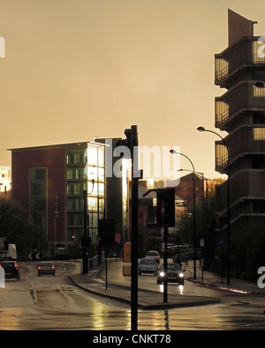 Guardando giù Charter Row dopo una tempesta di passaggio, Sheffield, South Yorkshire Foto Stock