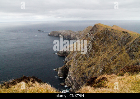 Scogliere sul mare a Achill Testa, Mayo, Irlanda Foto Stock