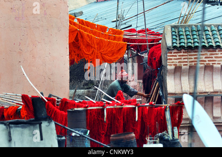 La lana tradizionale processo di colorante nel souk di Marrakech, Marocco Foto Stock