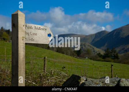 Segno per bridleway pubblica nel villaggio di Troutbeck, Parco Nazionale del Distretto dei Laghi, Cumbria, England Regno Unito Foto Stock